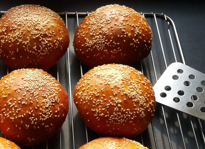 einfache Burger Buns ohne Kneten (in 2 Varianten süß & pikant)