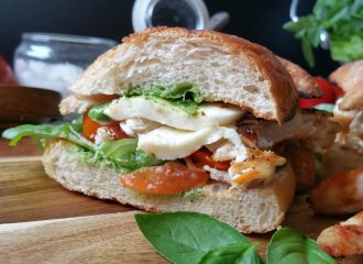Sandwich mit gegrilltem Hühnchen, Mozzarella, Tomaten & Basilikumpesto