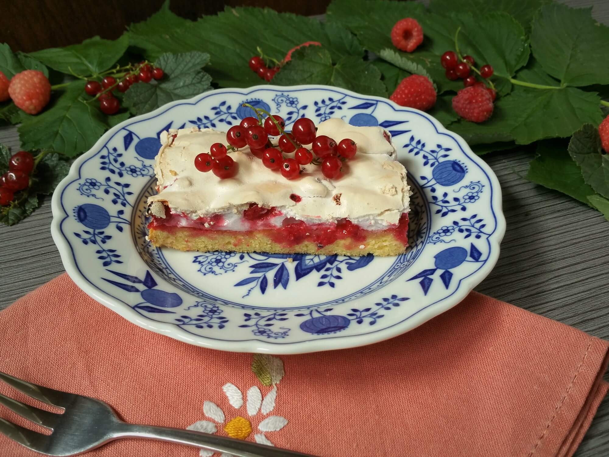 Ribiselschnitten mit Schneehaube - The Apricot Lady