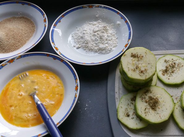 Panierte Zucchini im Backrohr zubereiten