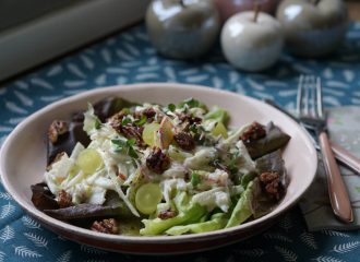 Apfel Sellerie Salat mit karamellisierten Nüssen