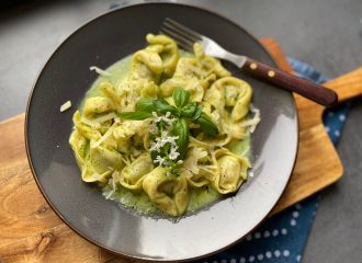 Tortellini mit Basilikum-Oberssauce