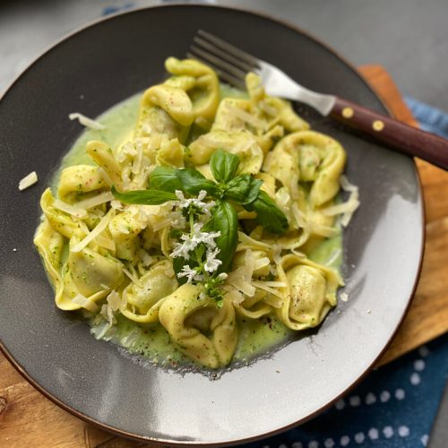 Tortellini mit Basilikum-Oberssauce