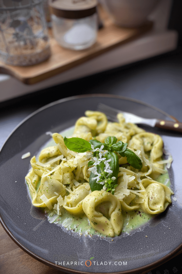 Tortellini mit Basilikum-Oberssauce