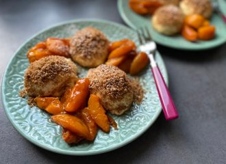 flaumige Topfennockerl aus dem Dampfgarer mit Marillenröster