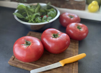 Tomaten am Brett und Kräuter