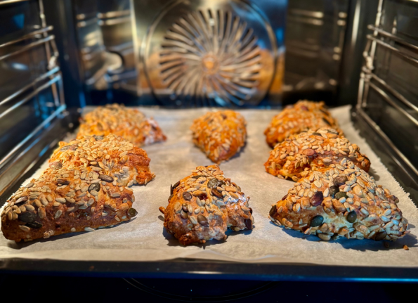 Frisch gebackene Brötchen aus dem Ofen: