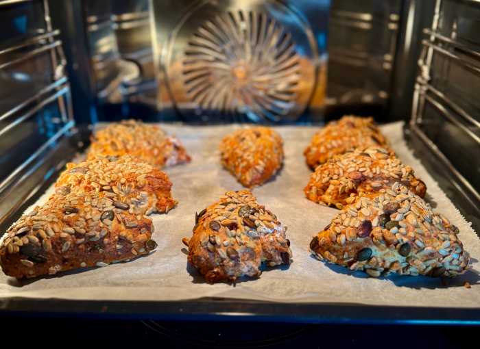 Frisch gebackene Brötchen aus dem Ofen:
