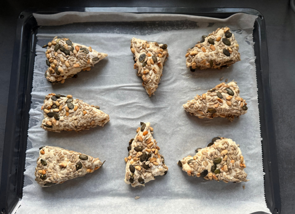 Brötchen auf dem Backblech vor dem Backen